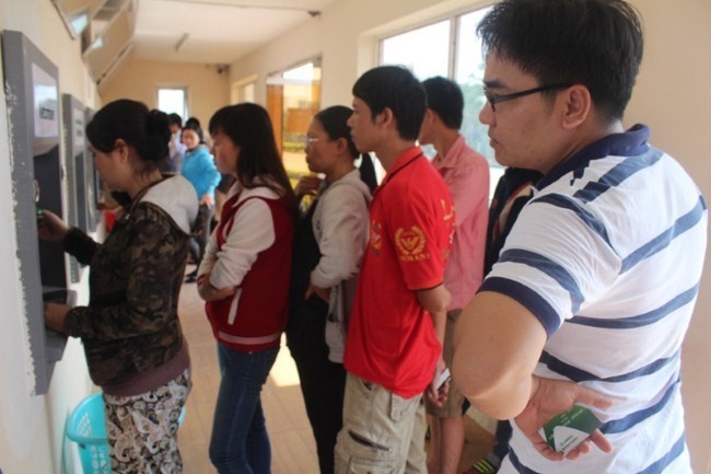 Nhiều c&ocirc;ng nh&acirc;n cầm cố thẻ ATM chỉ để trang trải cuộc sống hằng ng&agrave;y do đồng lương thấp (ảnh chụp tại KCN Bi&ecirc;n H&ograve;a 1).