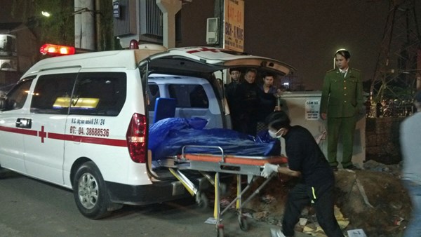 Thi thể nạn nh&acirc;n được đưa đi khỏi hiện trường để ph&aacute;p y tử thi