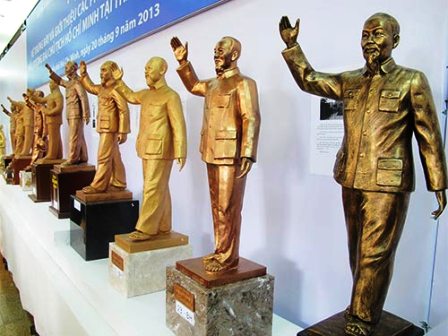 32 mẫu ph&aacute;c thảo của 24 t&aacute;c giả v&agrave; 1 đơn vị đem trưng b&agrave;y, giới thiệu tại Bảo t&agrave;ng Hồ Ch&iacute; Minh 