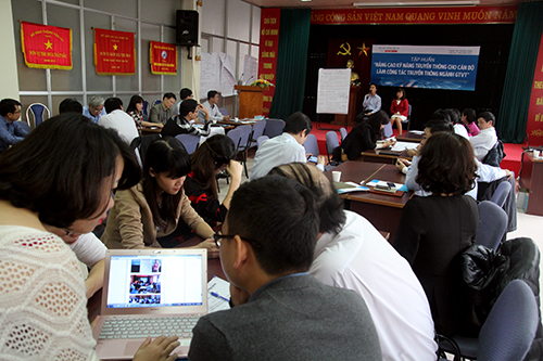 C&aacute;c học vi&ecirc;n say sưa thảo luận nh&oacute;m, những nh&oacute;m cuối c&ugrave;ng của phần thi xử l&yacute; kỹ năng truyền th&ocirc;ng cũng rất phấn khởi l&ecirc;n thực hiện b&agrave;i thi cuối của m&igrave;nh.