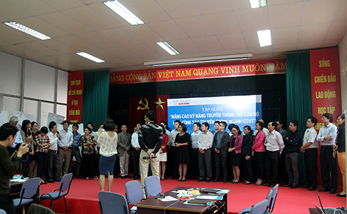 Kết th&uacute;c kh&oacute;a học, Nh&agrave; b&aacute;o Phan Lợi, chuy&ecirc;n gia ch&iacute;nh ki&ecirc;m điều phối lớp tập huấn đ&atilde; l&ecirc;n mời từng người ph&aacute;t biểu cảm nhận v&agrave; tự tổng kết vốn kiến thức m&igrave;nh tiếp thu được sau hai ng&agrave;y tập huấn.