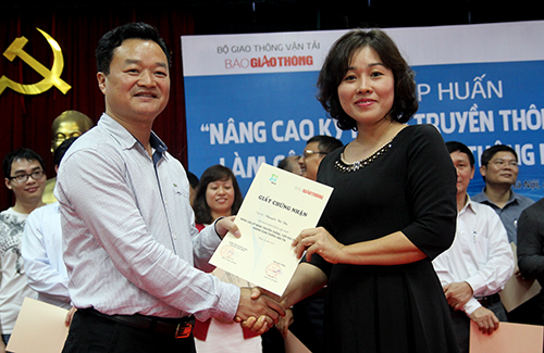 Nh&agrave; b&aacute;o Nguyễn B&aacute; Ki&ecirc;n trao chứng chỉ ho&agrave;n th&agrave;nh kh&oacute;a tập huấn cho chị Nguyễn Thanh Thọ, Ban Tuy&ecirc;n gi&aacute;o C&ocirc;ng đo&agrave;n Ng&agrave;nh GTVT. Chị Thọ cho biết, rất ấn tượng với b&agrave;i diễn thuyết của Nh&agrave; b&aacute;o B&aacute; Ki&ecirc;n v&agrave; sau kh&oacute;a học n&agrave;y chị đ&atilde; t&iacute;ch lũy cho m&igrave;nh được rất nhiều kiến thức về truyền th&ocirc;ng v&agrave; nhất l&agrave; xử l&yacute; thảm họa truyền th&ocirc;ng.