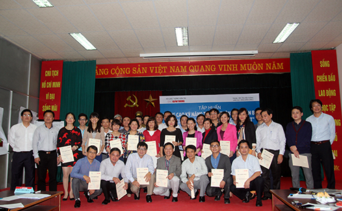 Kh&oacute;a tập huấn đ&atilde; kết th&uacute;c th&agrave;nh c&ocirc;ng tốt đẹp, những g&igrave; đọng lại kh&ocirc;ng chỉ l&agrave; vốn kiến thức qu&yacute; b&aacute;u về c&ocirc;ng t&aacute;c truyền th&ocirc;ng m&agrave; c&ograve;n l&agrave; nơi để mọi người cảm nhận, hiểu r&otilde; hơn về sức mạnh của truyền th&ocirc;ng nếu được sử dụng hiệu quả, sẽ t&aacute;c động t&iacute;ch cực một c&aacute;ch to lớn như thế n&agrave;o.