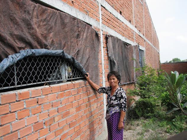 Người d&acirc;n che chắn cửa sổ v&igrave; bụi d&agrave;y đặt