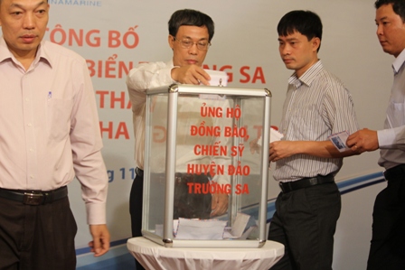 Cán b&ocirc;̣, c&ocirc;ng nh&acirc;n vi&ecirc;n chức, lao đ&ocirc;̣ng Hàng hải góp ti&ecirc;̀n ủng hộ đồng b&agrave;o chiến sĩ huyện đảo Trường Sa sáng 15/11