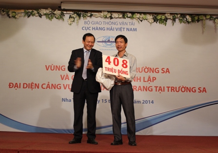 Cục trưởng Cục Hàng hải VN trao s&ocirc;́ ti&ecirc;̀n 408 tri&ecirc;̣u đ&ocirc;̀ng quy&ecirc;n góp được tại bu&ocirc;̉i l&ecirc;̃ cho Chủ tịch UBND huy&ecirc;̣n Trường Sa