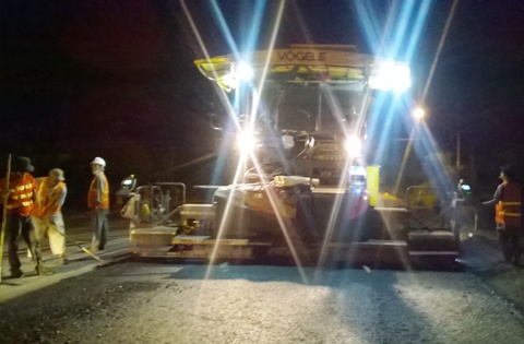 Nh&agrave; đầu tư BOT Đức Long Gia Lai đốc th&uacute;c c&aacute;c nh&agrave; thầu thảm nhựa ban đ&ecirc;m để sớm ho&agrave;n th&agrave;nh dự &aacute;n