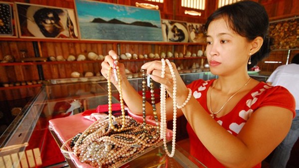 Những vi&ecirc;n ngọc &oacute;ng &aacute;nh cỡ lớn thế n&agrave;y c&oacute; gi&aacute; h&agrave;ng chục triệu đồng/vi&ecirc;n. Ảnh: Ngọc Trinh/ VnExpress