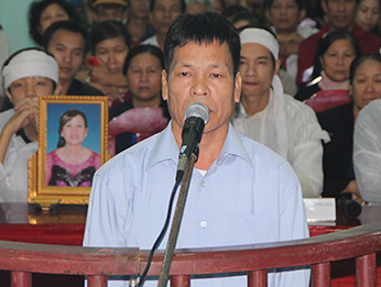 Bị c&aacute;o Cao Văn Mạnh trước v&agrave;nh m&oacute;ng ngựa.