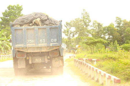 Xe chở đ&aacute; c&agrave;y n&aacute;t Tỉnh lộ 16