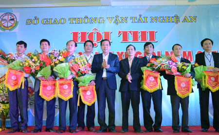 Gi&aacute;m đốc Sở GTVT Nghệ An Nguyễn Hồng Kỳ tặng hoa v&agrave; cờ lưu niệm cho c&aacute;c đơn vị tham gia hội thi