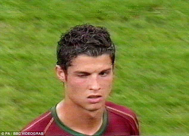 C&aacute;i nh&aacute;y mắt của Ronaldo khiến người h&acirc;m mộ ch&uacute; &yacute;