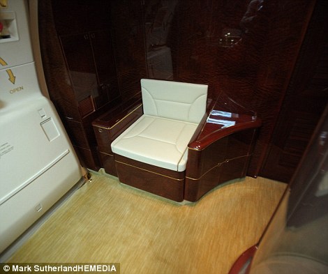 Bệ x&iacute; được thiết kế k&iacute;n đ&aacute;o như một chiếc ghế da