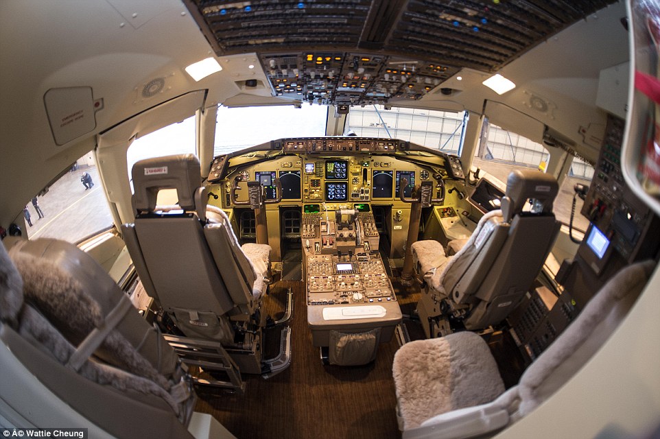 Buồng l&aacute;i kh&ocirc;ng được trang tr&iacute; lung linh nhưng c&oacute; ghế ngồi mềm mại bằng l&ocirc;ng tạo điều kiện thoải m&aacute;i nhất cho phi c&ocirc;ng