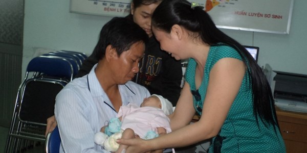 Phút giây gặp gỡ đầu tiên của anh Nam và đứa con trai của mình