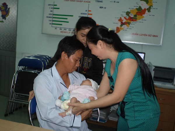 Anh Nam đã mếu máo khóc khi lần đầu tiên gặp con.