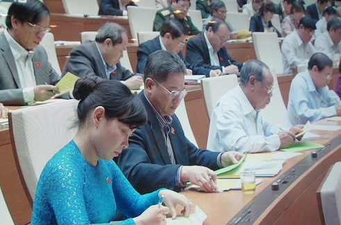 C&aacute;c đại biểu đang ghi phiếu t&iacute;n nhiệm 