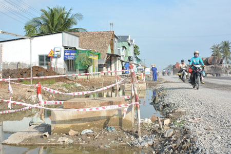 Đoạn đường đang thi c&ocirc;ng nhưng kh&ocirc;ng c&oacute; r&agrave;o chắn, hố ga r&agrave;o sơ s&agrave;i, kh&ocirc;ng c&oacute; đ&egrave;n cảnh b&aacute;o