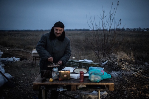 D&acirc;n qu&acirc;n phe ly khai chuẩn bị bữa ăn tại trạm kiểm so&aacute;t khu vực Luhansk