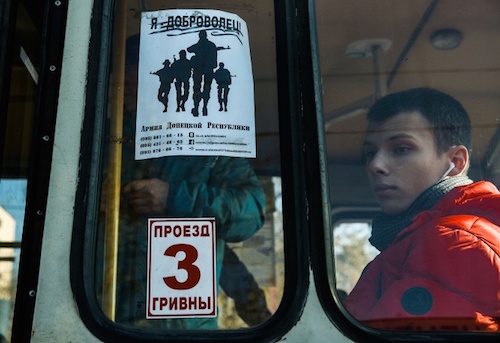 Poster tuyển qu&acirc;n của Cộng ho&agrave; nh&acirc;n d&acirc;n Donetsk tự xưng d&aacute;n tr&ecirc;n c&aacute;c phương tiện c&ocirc;ng cộng