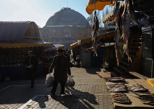 Khu chợ l&egrave;o t&egrave;o trong v&ugrave;ng Donetsk v&igrave; c&aacute;c cuộc giao tranh
