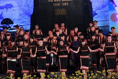 C&aacute;c chương tr&igrave;nh văn nghệ diễn ra s&ocirc;i động với đủ m&agrave;u sắc đo&agrave;n kết d&acirc;n tộc v&igrave; tiến độ đường HCM