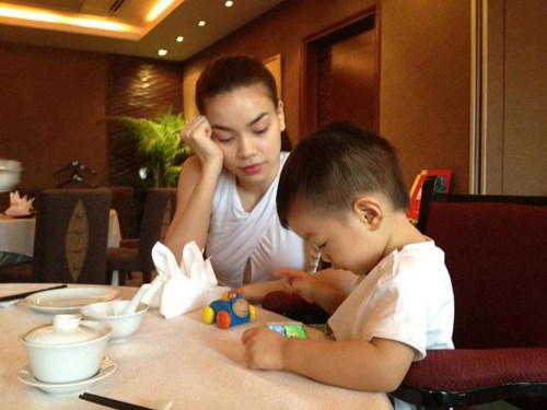 Hồ Ngọc H&agrave; v&agrave; con trai