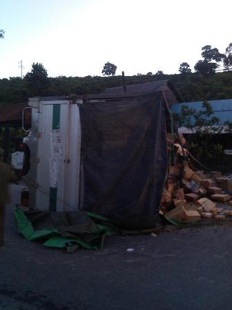 Chiếc xe đang lưu th&ocirc;ng th&igrave; bị lật nghi&ecirc;ng sang b&ecirc;n phải trước c&ocirc;ng nh&agrave; d&acirc;n