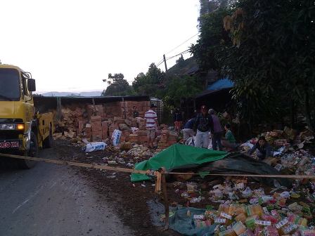 H&agrave;ng trăm th&ugrave;ng bột giặt (trị gi&aacute; hơn 4 tỷ đồng) bị đổ tr&agrave;n ra đường