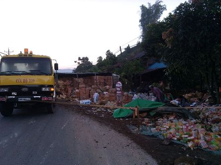 Xe cứu hộ được điều đến cứu nguy, giải tỏa &ugrave;n tắc Quốc lộc 20