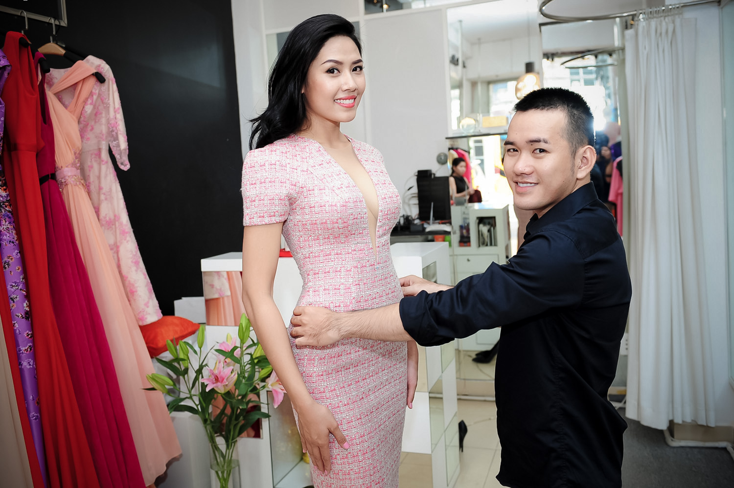  Từ nhiều th&aacute;ng nay, nhan sắc gốc Th&aacute;i B&igrave;nh đ&atilde; r&aacute;o riết chuẩn bị cho Hoa hậu Thế giới 2014. Kh&ocirc;ng chỉ lo t&igrave;m kiếm nh&agrave; t&agrave;i trợ, thiết kế trang phục d&acirc;n tộc, dạ hội, c&ocirc; c&ograve;n bận rộn tập luyện h&igrave;nh thể, đồng thời học th&ecirc;m ngoại ngữ để tự tin hơn. 