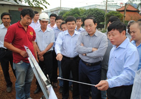 Ban QLDA đường HCM b&aacute;o c&aacute;o Thứ trưởng đủ khả năng phấn đấu thảm b&ecirc; t&ocirc;ng nhựa được 70% trước Tết Nguy&ecirc;n đ&aacute;n 2014