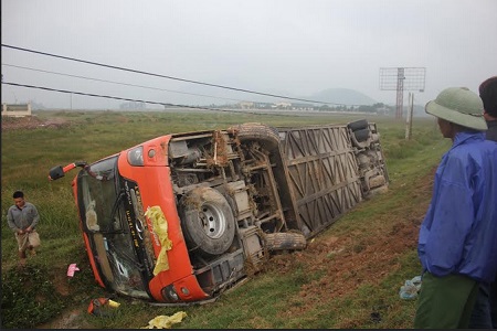D&ugrave; xe bị lật nh&agrave;o xuống ruộng, nhưng rất may kh&ocirc;ng c&oacute; h&agrave;nh kh&aacute;ch n&agrave;o tr&ecirc;n xe bị thương nặng
