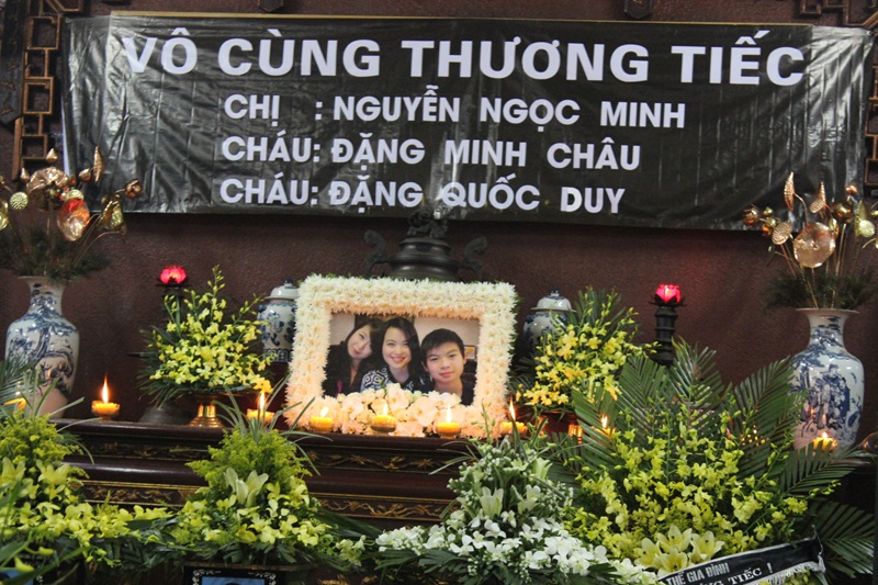 Tang lễ của 3 mẹ con người Việt tử nạn tr&ecirc;n chuyến bay MH17 được tổ chức v&agrave;o s&aacute;ng nay (17/11).