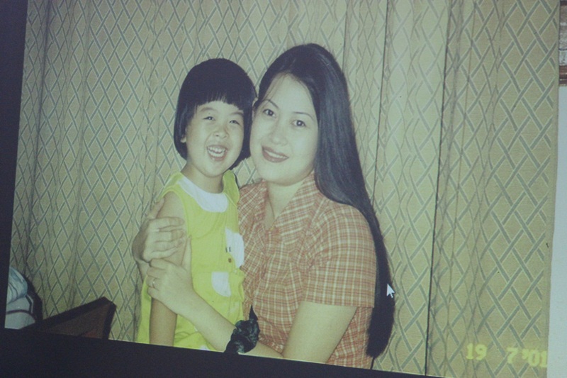 Tấm ảnh của chị Nguyễn Ngọc Minh c&ugrave;ng con g&aacute;i được chiếu trong buổi tổ chức tang lễ để mọi người tưởng nhớ về những h&igrave;nh ảnh đẹp của 3 mẹ con xấu số.