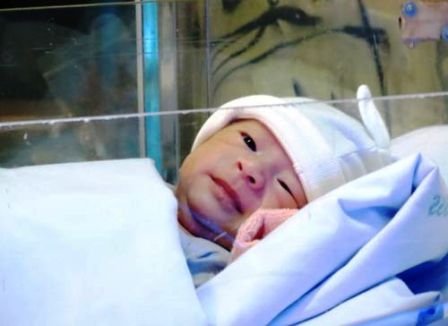 Ng&agrave;y mai, 7 giờ s&aacute;ng b&eacute; được xuất viện về nh&agrave;