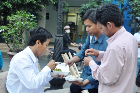 Trong l&uacute;c chờ đợi con trai l&agrave;m thủ tục xuất viện, anh Nam, người cũng vừa điều trị trong viện d&agrave;i ng&agrave;y sau khi bị xe c&aacute;n gẫy ch&acirc;n ăn l&oacute;t dạ để c&oacute; sức bế chăm con tr&ecirc;n qu&atilde;ng đường về nh&agrave;.