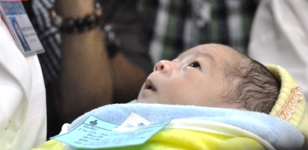 B&eacute; trai mắt tr&ograve;n ngơ ng&aacute;c khi thấy c&oacute; rất nhiều người xung quanh, chắc b&eacute; kh&ocirc;ng biết được xuất viện về nh&agrave;