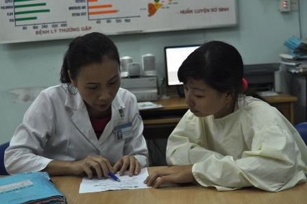 B&aacute;c sĩ Phạm Thị Thanh T&acirc;m, Trưởng khoa Hồi sức sơ sinh đang dặn d&ograve; người nh&agrave; b&eacute; trai về c&aacute;c đơn thuốc cho b&eacute; uống