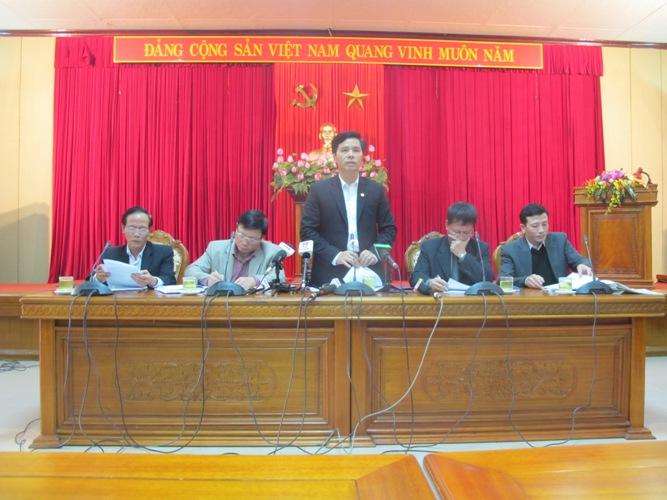 &ocirc;ng Ho&agrave;ng Mạnh Ph&uacute;, chủ tịch UBND huyện Ph&uacute;c Thọ, H&agrave; Nội b&aacute;o c&aacute;o về t&igrave;nh h&igrave;nh khai th&aacute;c c&aacute;t tr&aacute;i ph&eacute;p tr&ecirc;n địa b&agrave;n tại buổi họp b&aacute;o