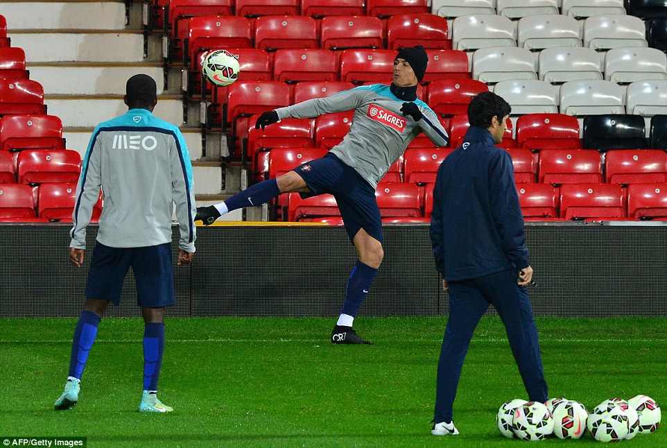 Ronaldo cũng x&aacute;ch gi&agrave;y ra s&acirc;n tập luyện chờ đối đầu Messi