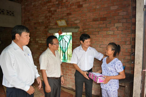 L&atilde;nh đạo Sở GTVT tỉnh T&acirc;y Ninh thăm hỏi gia đ&igrave;nh bị TNGT 