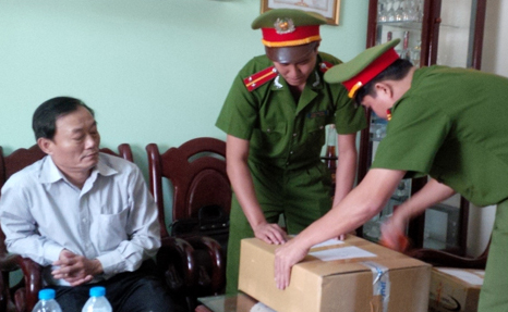 &Ocirc;ng Nguyễn Đ&igrave;nh T&acirc;n (&aacute;o trắng) chứng kiến việc kh&aacute;m x&eacute;t nh&agrave;.