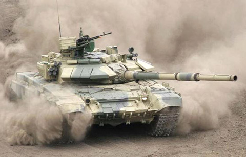 T-90 được đưa v&agrave;o sử dụng trong qu&acirc;n đội Nga với số lượng hạn chế từ năm 1993. Tuy nhi&ecirc;n, ngay khi đưa v&agrave;o sử dụng T-90 đ&atilde; cho thấy sức mạnh vượt trội của n&oacute; v&agrave; qu&acirc;n đội Nga đ&atilde; đẩy nhanh tốc độ sản xuất. Đến nay, gần 1.700 chiếc được sản xuất. 