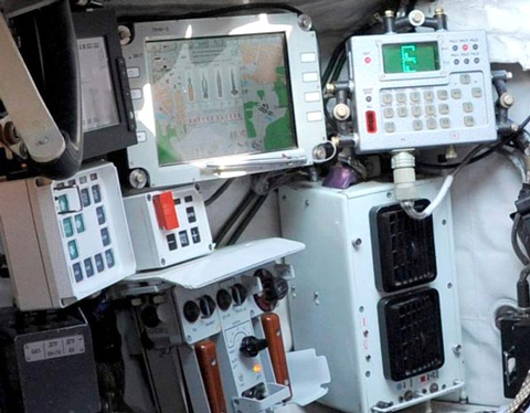 Cận cảnh vị tr&iacute; của trưởng xe b&ecirc;n trong xe tăng chiến đấu chủ lực T-90. Tr&ecirc;n m&agrave;n h&igrave;nh chiến thuật hiện r&otilde; th&ocirc;ng tin về c&aacute;c loại đạn m&agrave; xe tăng mang theo.