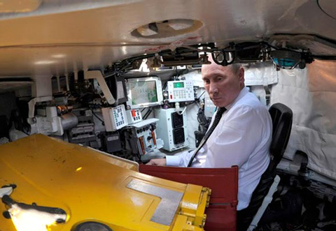 Tổng thống Nga V.Putin trong buồng điều khiển của xe tăng T-90.