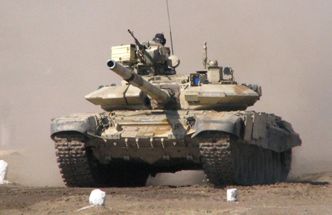 T-90 c&oacute; động cơ diesel đa nhi&ecirc;n liệu V-84MS 840 m&atilde; lực (618 kW) 4 th&igrave; V-12 piston, c&oacute; thể chạy bằng nhi&ecirc;n liệu T-2, TS-1 kerosene v&agrave; A-72 benzine.