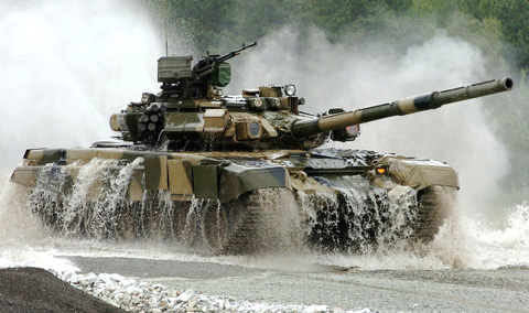 C&oacute; &iacute;t nhất 3 biến thể kh&aacute;c nhau của T-90. Người Nga x&aacute;c nhận sự tồn tại của một mẫu d&agrave;nh cho xuất khẩu v&agrave;o th&aacute;ng 6/1996 với c&aacute;c trang bị v&agrave; động cơ đ&atilde; bị biến đổi, v&agrave; người Nga cũng đ&atilde; chuẩn bị sản xuất hai kiểu T-90S v&agrave; biến thể xe chỉ huy T-90SK.