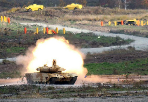 Gần đ&acirc;y, trong triển l&atilde;m RAE-2013, Nga đ&atilde; giới thiệu biến thể T-90SM. Biến thể n&agrave;y được đ&aacute;nh gi&aacute; l&agrave; đ&atilde; mang lại một sức mạnh mới - vốn đ&atilde; rất đ&aacute;ng gờm của T-90. (Trong ảnh: Biến thể T-90SM đang ph&ocirc; diễn sức mạnh tại triển l&atilde;m RAE-2013).