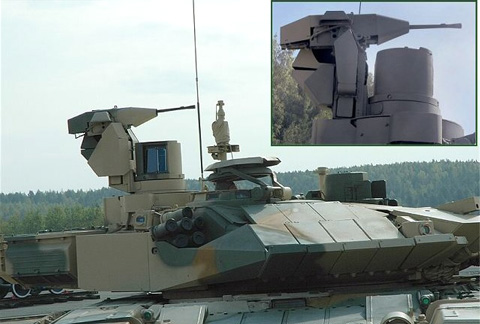 T-90 được trang bị ph&aacute;o ch&iacute;nh 2A46M 125mm với khả năng ph&oacute;ng t&ecirc;n lửa chống tăng qua n&ograve;ng ph&aacute;o. Vũ kh&iacute; phụ gồm c&oacute; s&uacute;ng m&aacute;y đồng trục 7,62mm, đại li&ecirc;n ph&ograve;ng kh&ocirc;ng điều khiển từ xa NSV 12,7mm. (Trong ảnh: Cận cảnh s&uacute;ng m&aacute;y 7,62mm gắn tr&ecirc;n th&aacute;p ph&aacute;o).